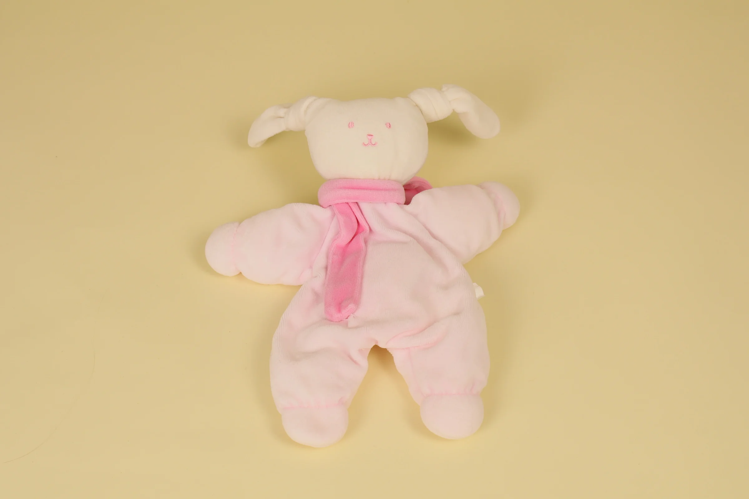 Doudou Lapin Semi Plat Rose avec son Écharpe Fait Bruit Grelot Année 2004 Marque Corolle