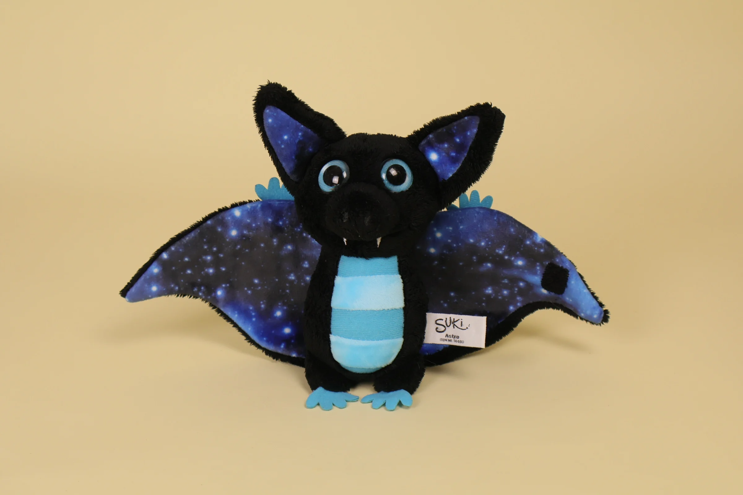 Peluche Chauve-Souris Astro Yeux Bleus Imprimés Galactiques Ventre Phosphorescent Ailes Scratch 18 cm Année 2019 Marque Suki Gifts ouvert