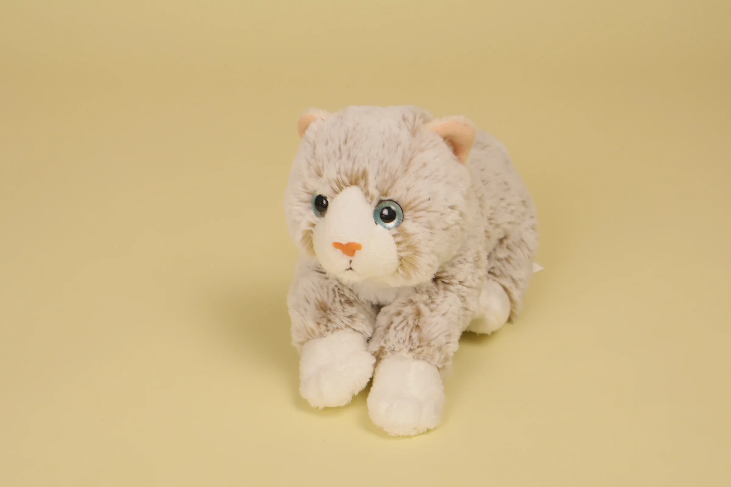 Peluche Chat Couche Blanc et Beige Chine Mesure 22 cm de long et 10 cm de queue Annee 2010-2020 Marque Soft Friends