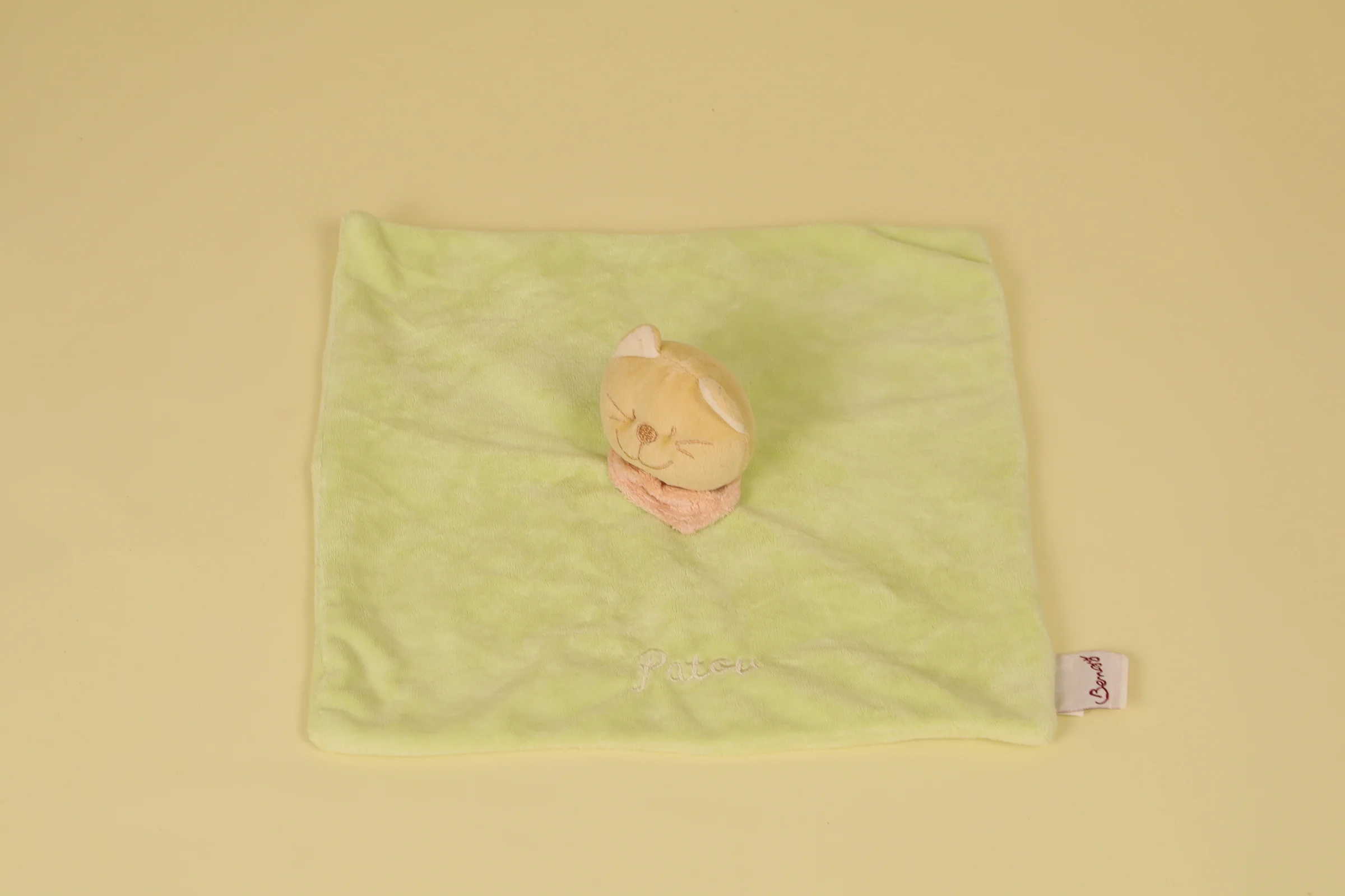 Doudou Chat Patou Plat Vert avec son Bandana Orange Annee 2004 Marque Bengy