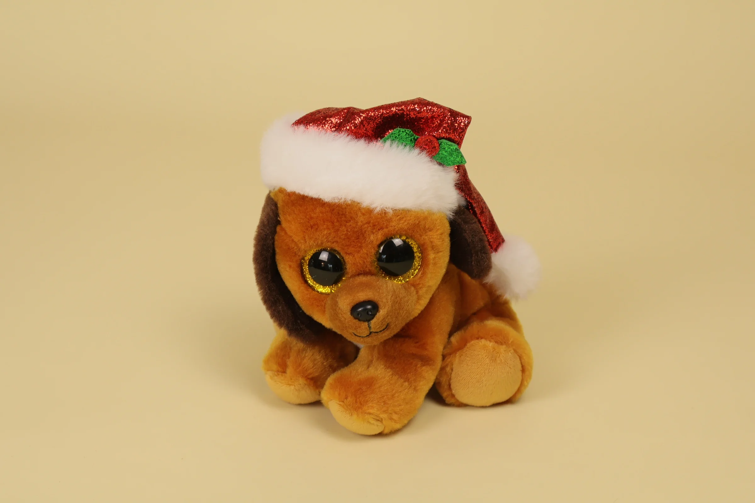 Peluche Chien Marron Howlidays avec son Bonnet Rouge Paillete de Noel et ses Yeux Brillants Dores 17 cm Annee 2020 Marque Ty