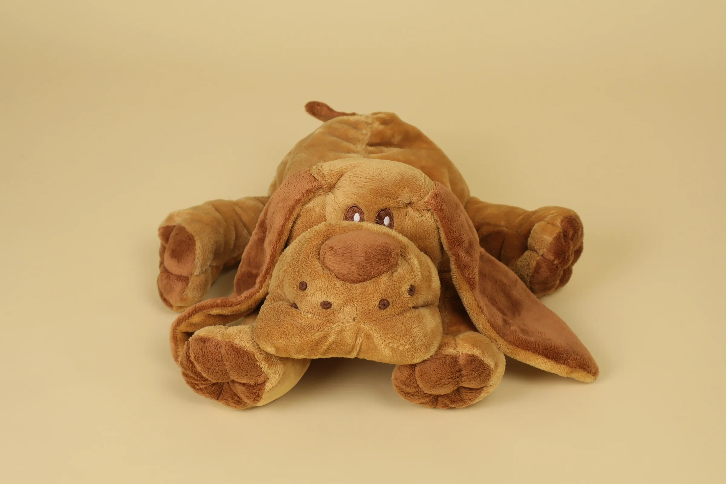 Peluche Chien Marron Couche avec de Grosses Pattes Mesure 30 cm