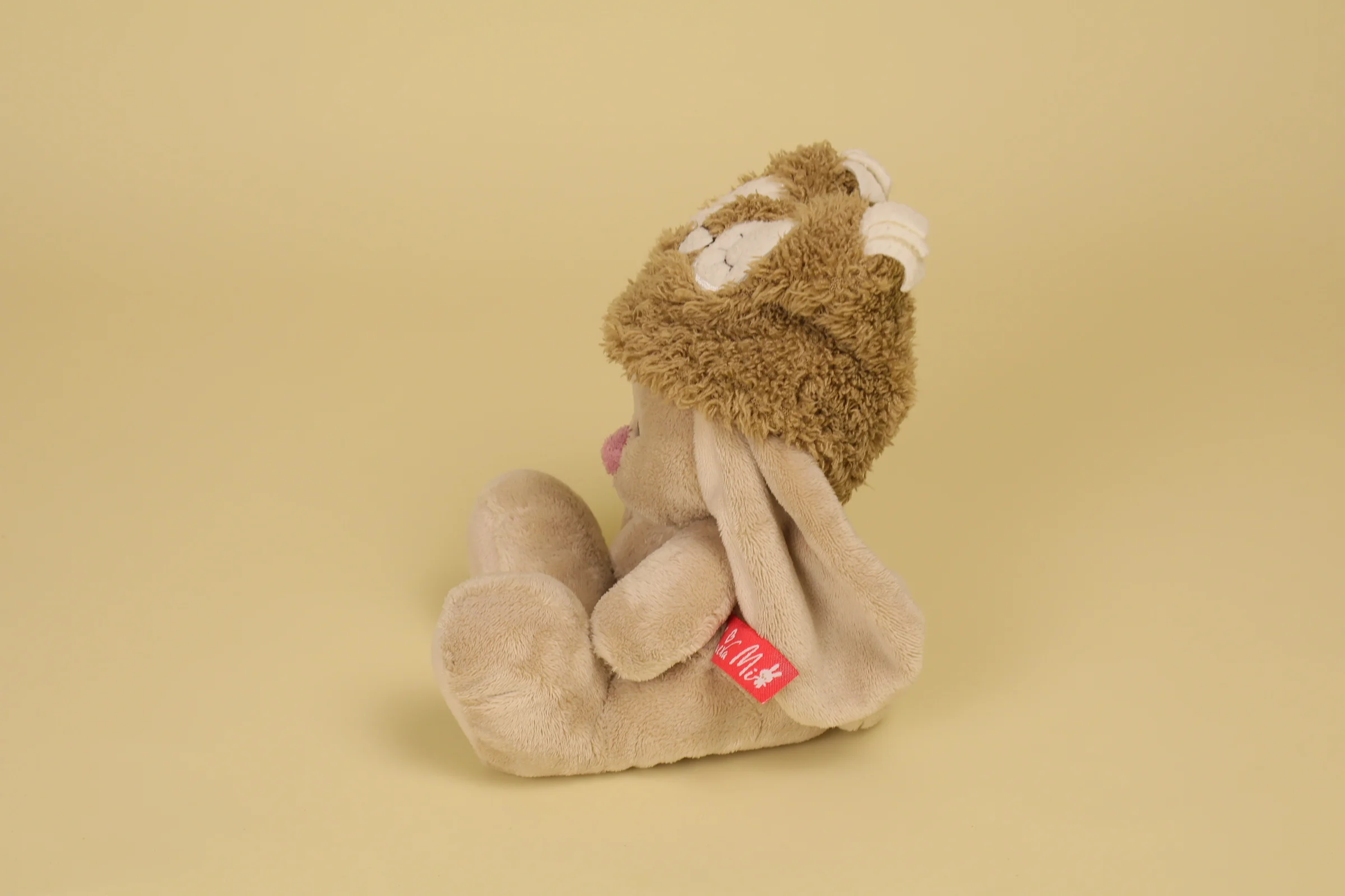 Peluche Lapin Zaika Mi Marron et Beige portant un Bonnet Chouette 17 cm Assis Annee 2014 Marque Budi Basa profil