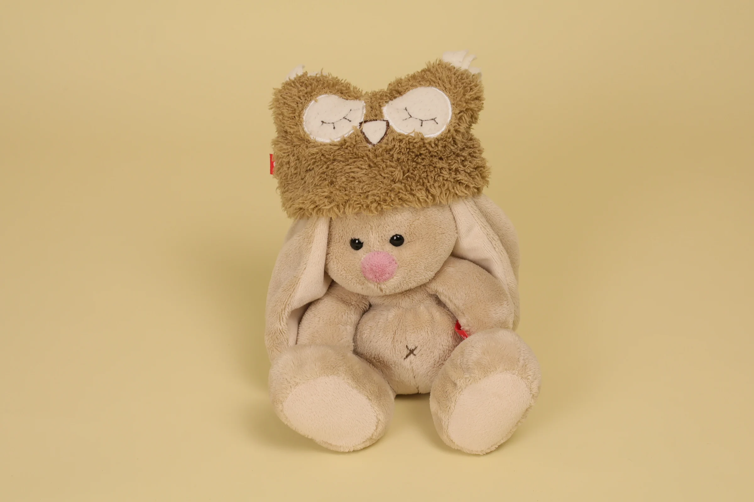 Peluche Lapin Zaika Mi Marron et Beige portant un Bonnet Chouette 17 cm Assis Annee 2014 Marque Budi Basa