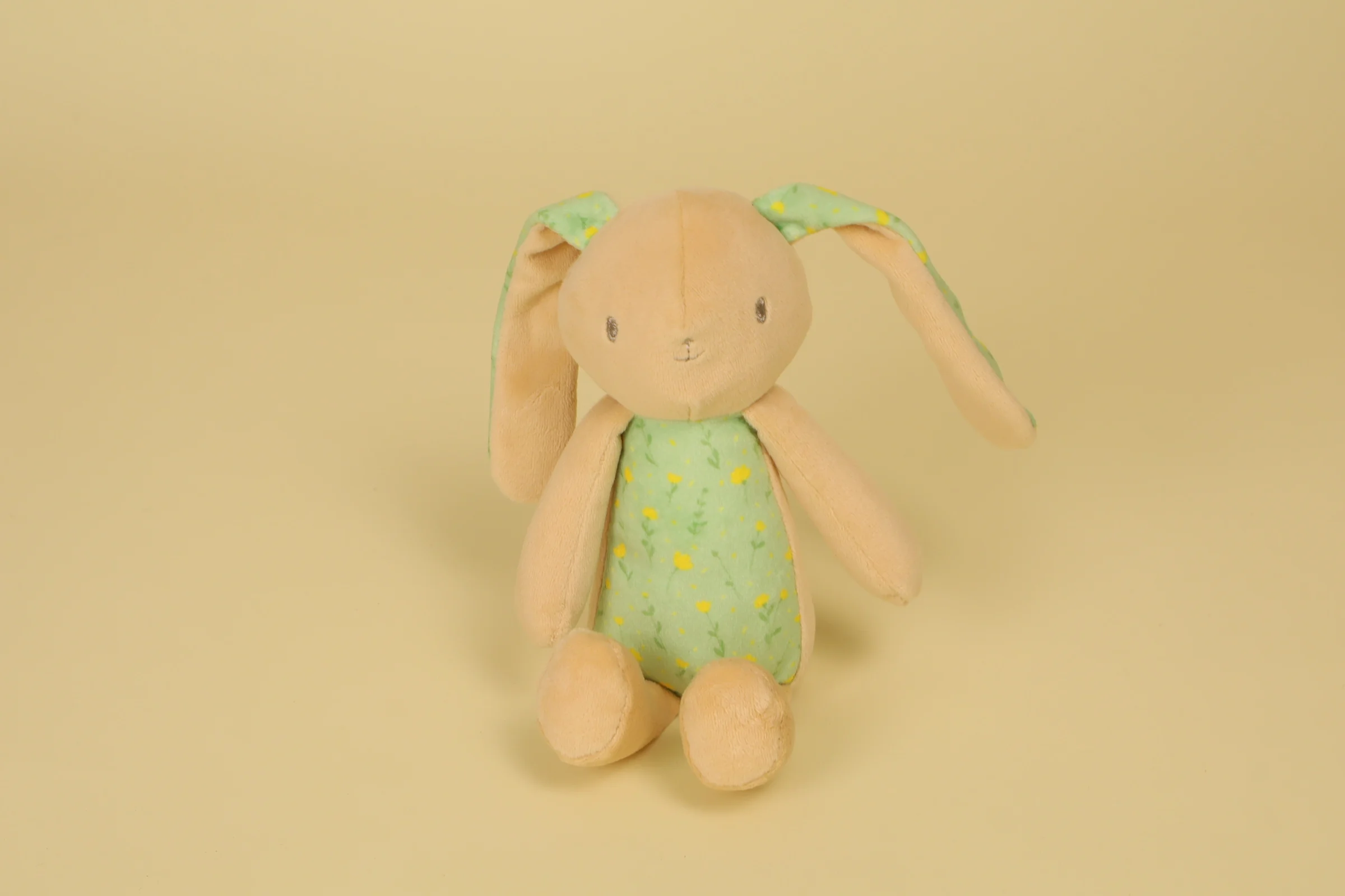 Peluche Lapin Beige Vert avec Fleurs Jaunes Imprimees 21 cm Annee 2021 Marque Klorane