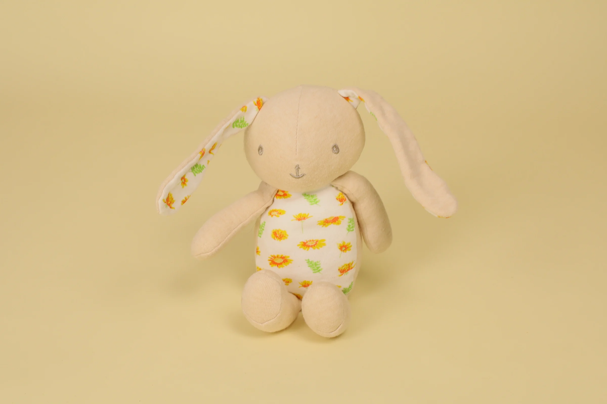 Peluche Lapin Ecru Imprime de Tournesols et de Feuilles Matiere Tissu Oeko-Tex 21 cm Annee 2023 Marque Klorane