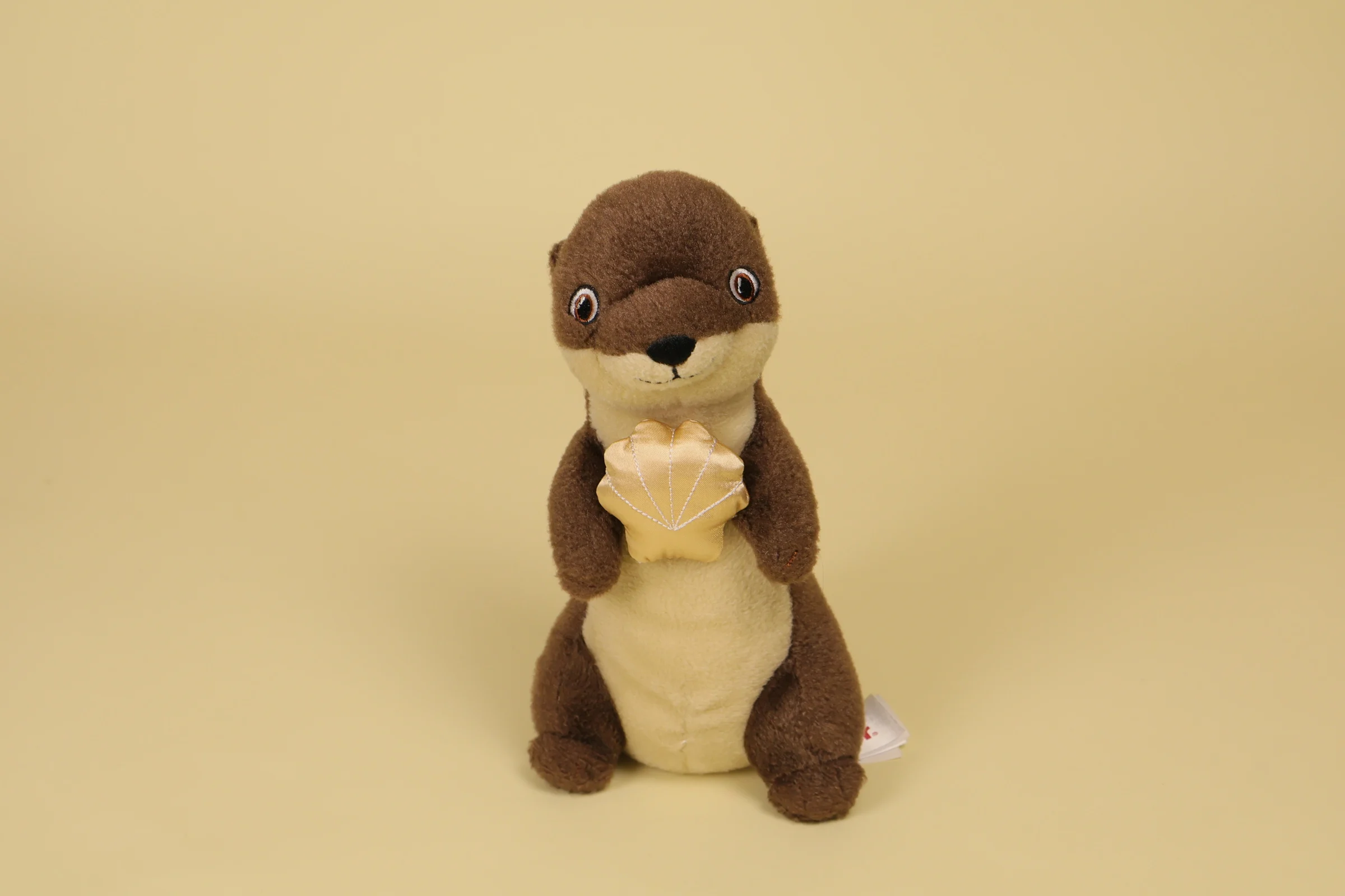Peluche Loutre Marron et Beige Finley Flinck avec son Coquillage Dore 22 cm Annee 2024 Marque Kinder Ferrero