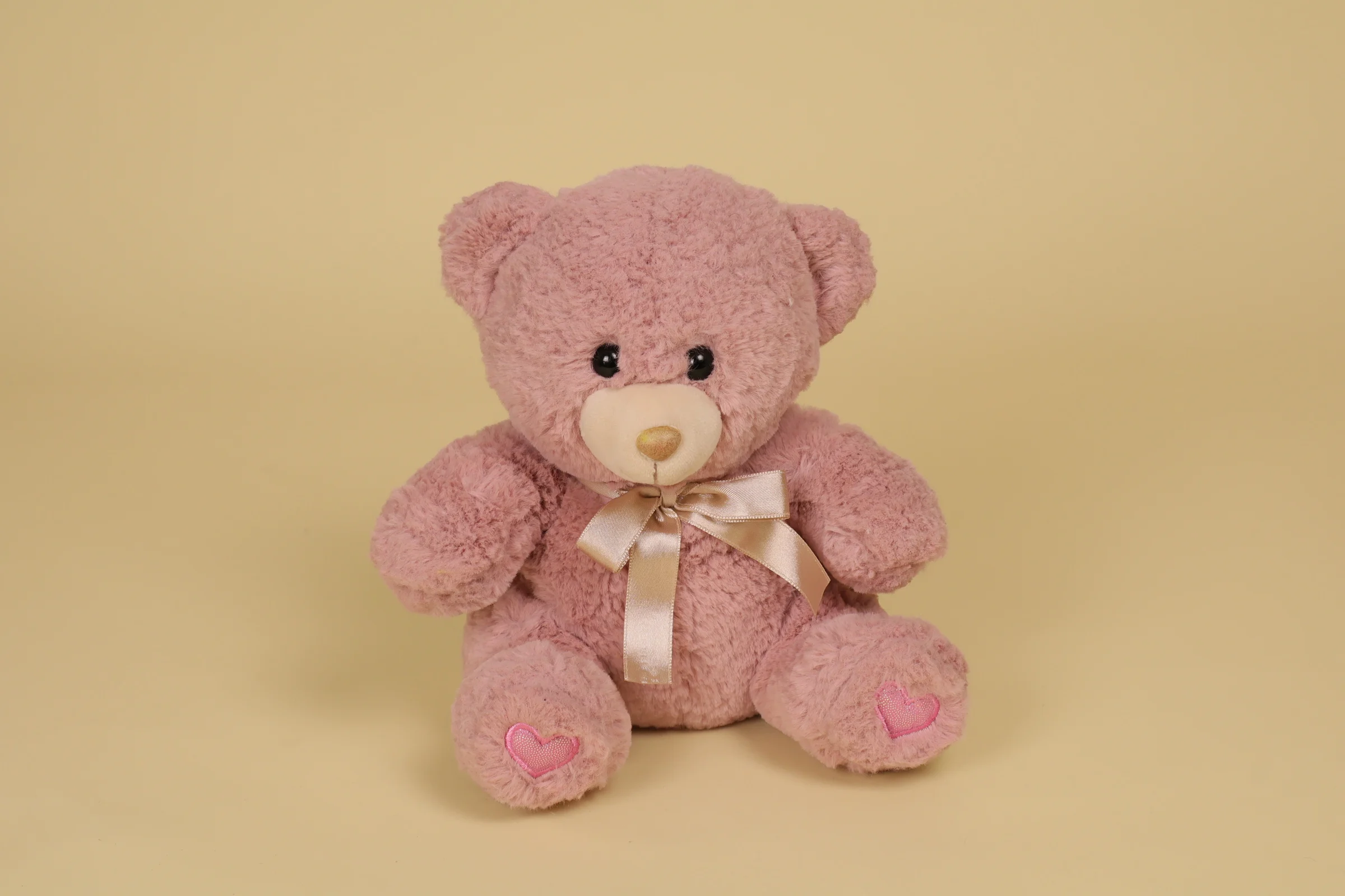 Peluche Ours Rose portant un noeud satin autour du cou et 2 coeurs brillants aux pattes Mesure 18 cm Annee 2026 Pas de marque connue