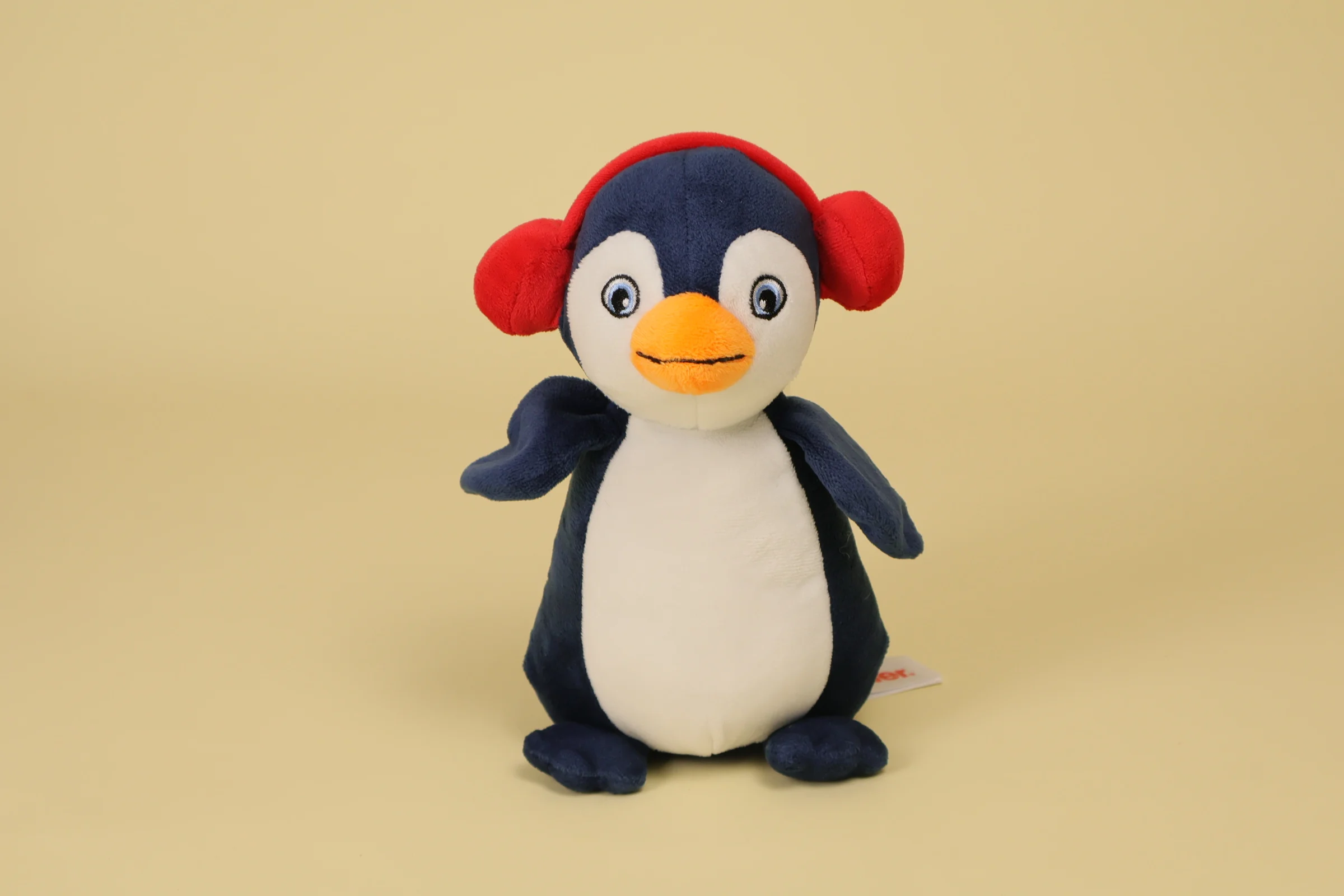 Peluche Pingouin Bleu et Blanc portant un Cache-Oreilles Rouge 20 cm Annee 2023 Marque Kinder Ferrero