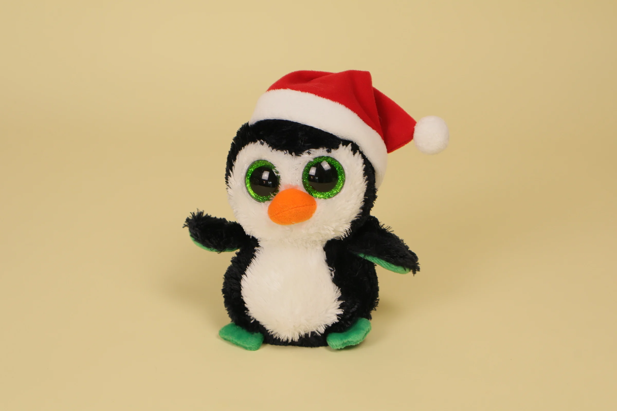 Peluche Pingouin Igloo avec son Bonnet Rouge de Noel et ses Yeux Brillants Verts 17 cm Annee 2013 Marque Ty
