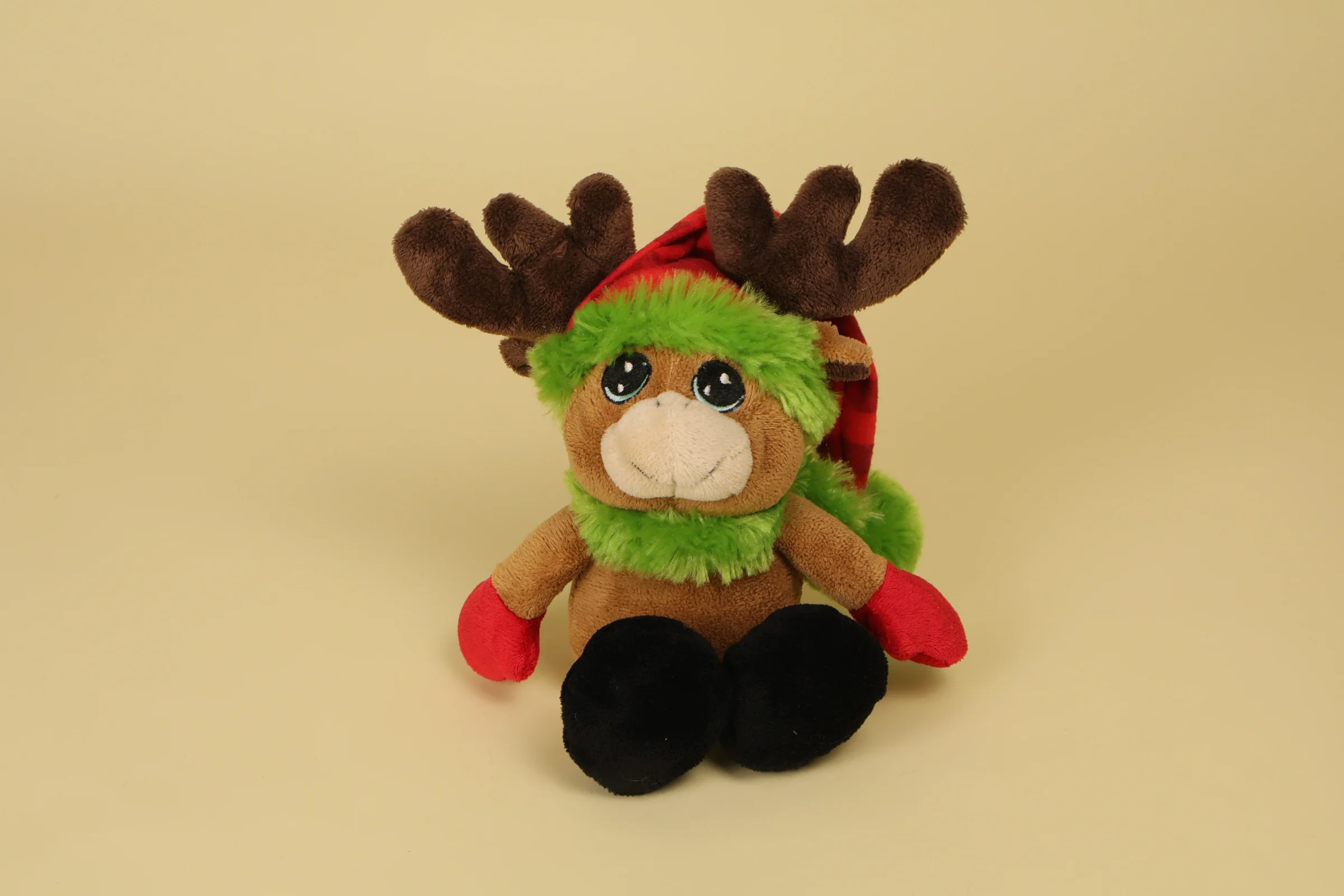 Peluche Renne avec son Bonnet Rouge Raye et son Echarpe Verte Fourrure Mesure 30 cm avec les Bois