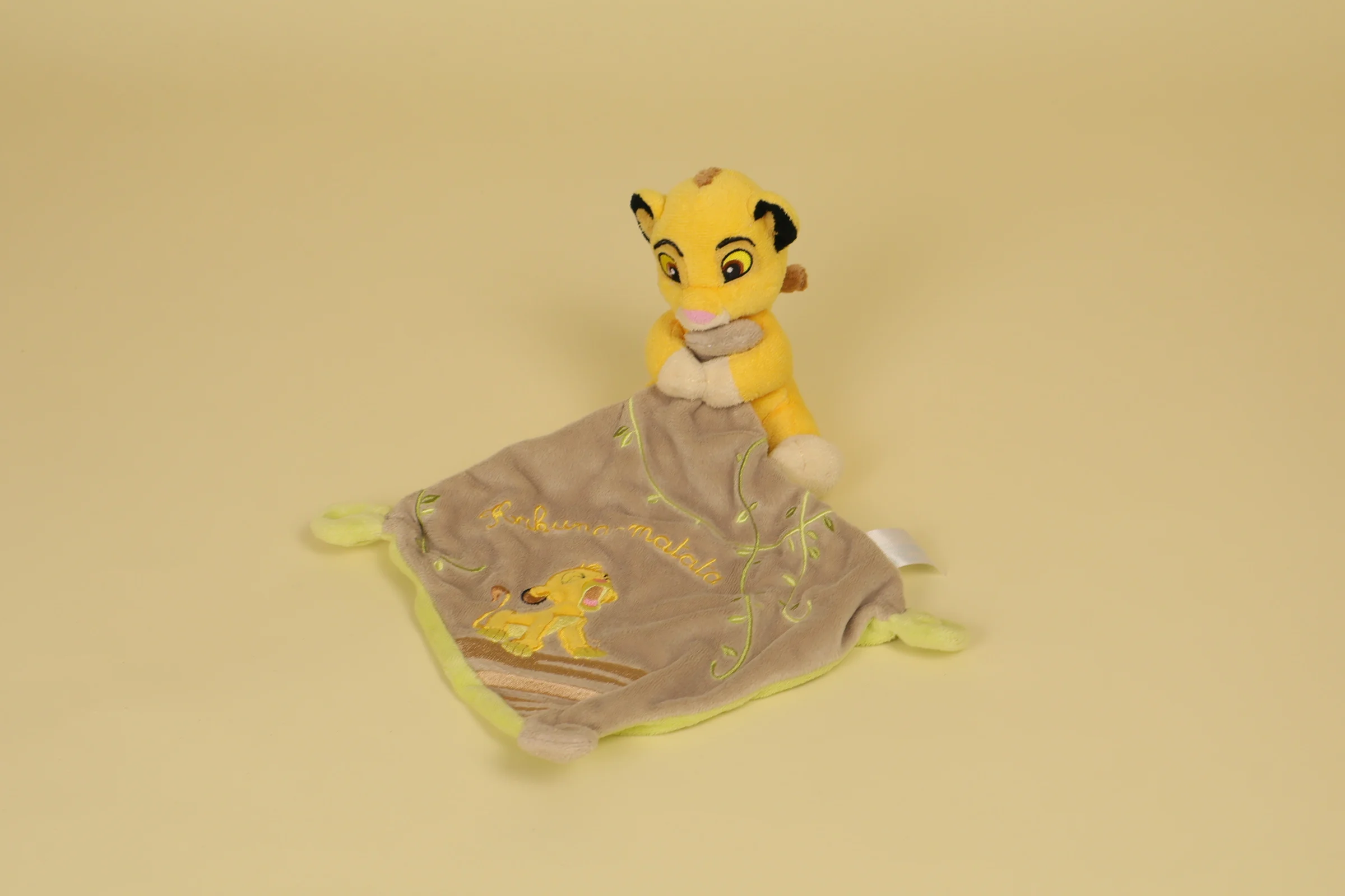 Doudou Roi lion avec son mouchoir marron et vert avec broderies Collection Hakuna Matata Annee 2014 2015 Marque DISNEY NICOTOY