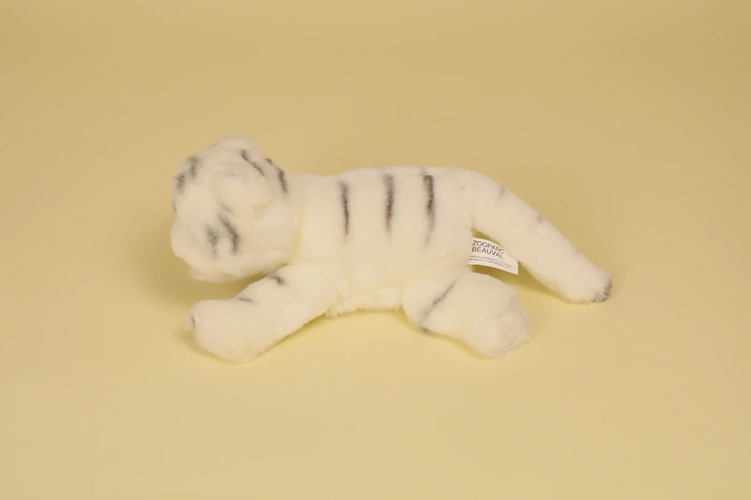 Peluche Tigre Blanc Sacha Couche Mesure 18 cm de long et 10 cm de queue Annee 2010 Marque Zooparc Beauval profil