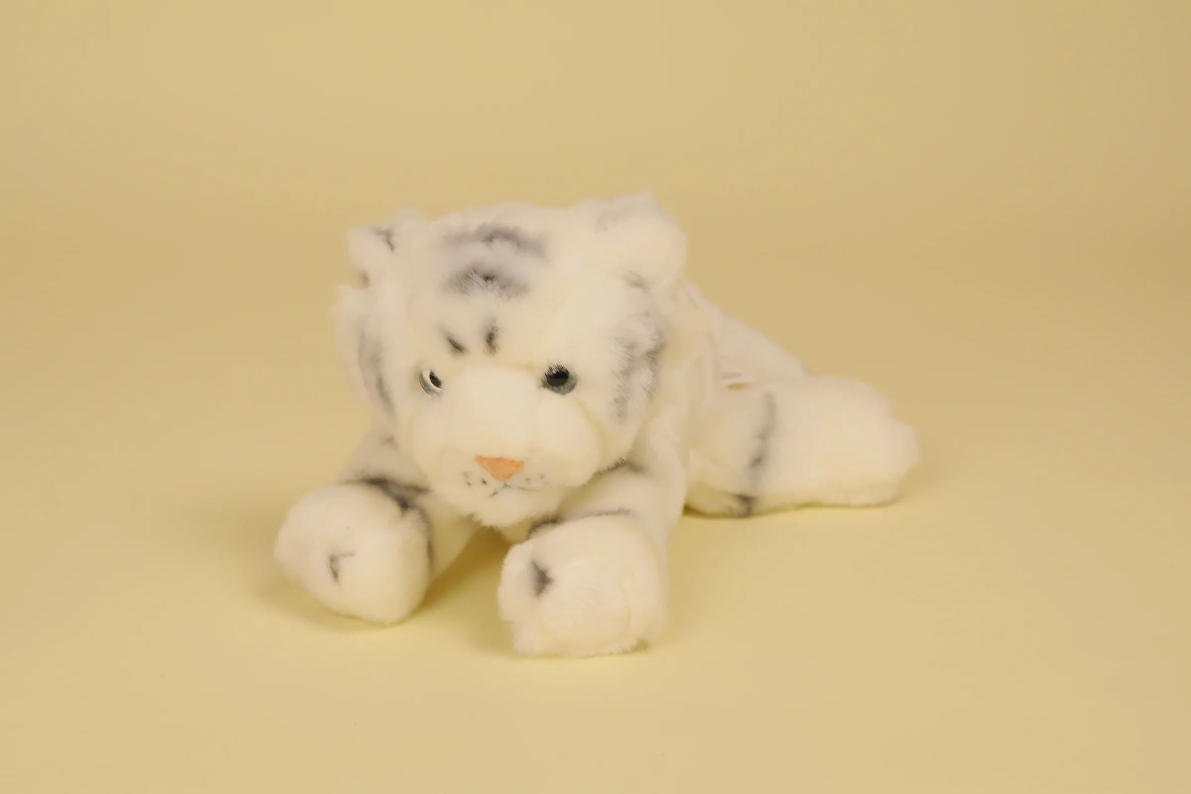 Peluche Tigre Blanc Sacha Couche Mesure 18 cm de long et 10 cm de queue Annee 2010 Marque Zooparc Beauval